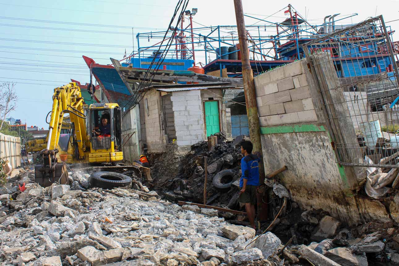 Perbaikan Tembok yang Roboh Akibat Banjir Rob Jakarta