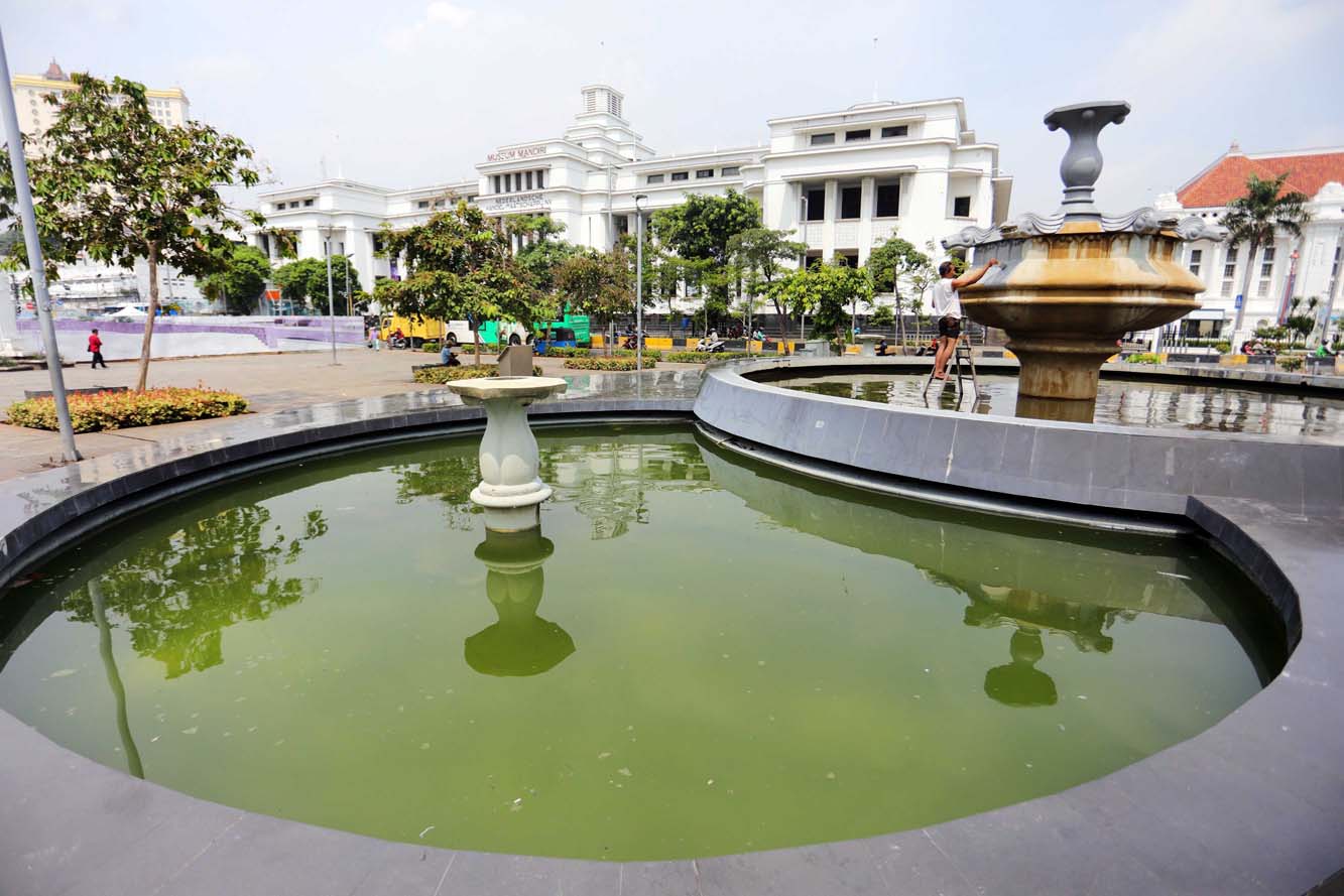 Perawatan Kolam Air Mancur Kota Tua