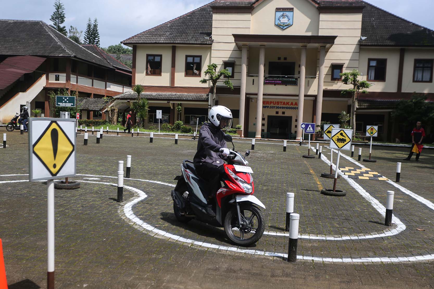 Praktik Berkendara Siswa SMK