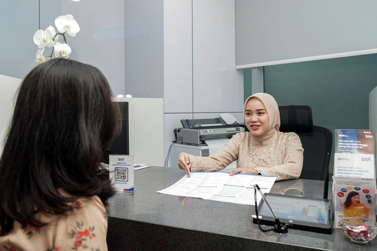Sambut Hari Kartini, Karyawan Layani Nasabah Mengenakan Kebaya