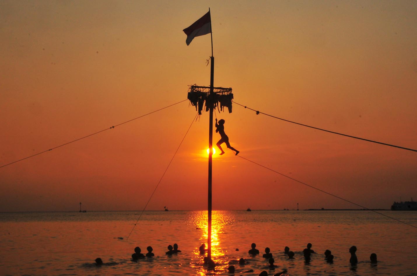 Tradisi Lomba Panjat Pinang di Laut