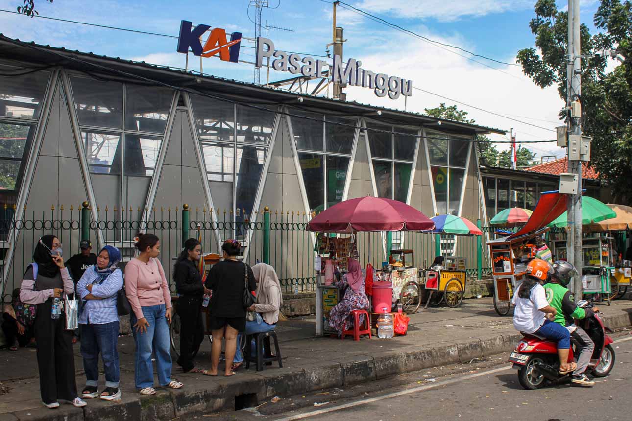 Pedestrian Stasiun Pasar Minggu di Penuhi Pedagang Kaki Lima
