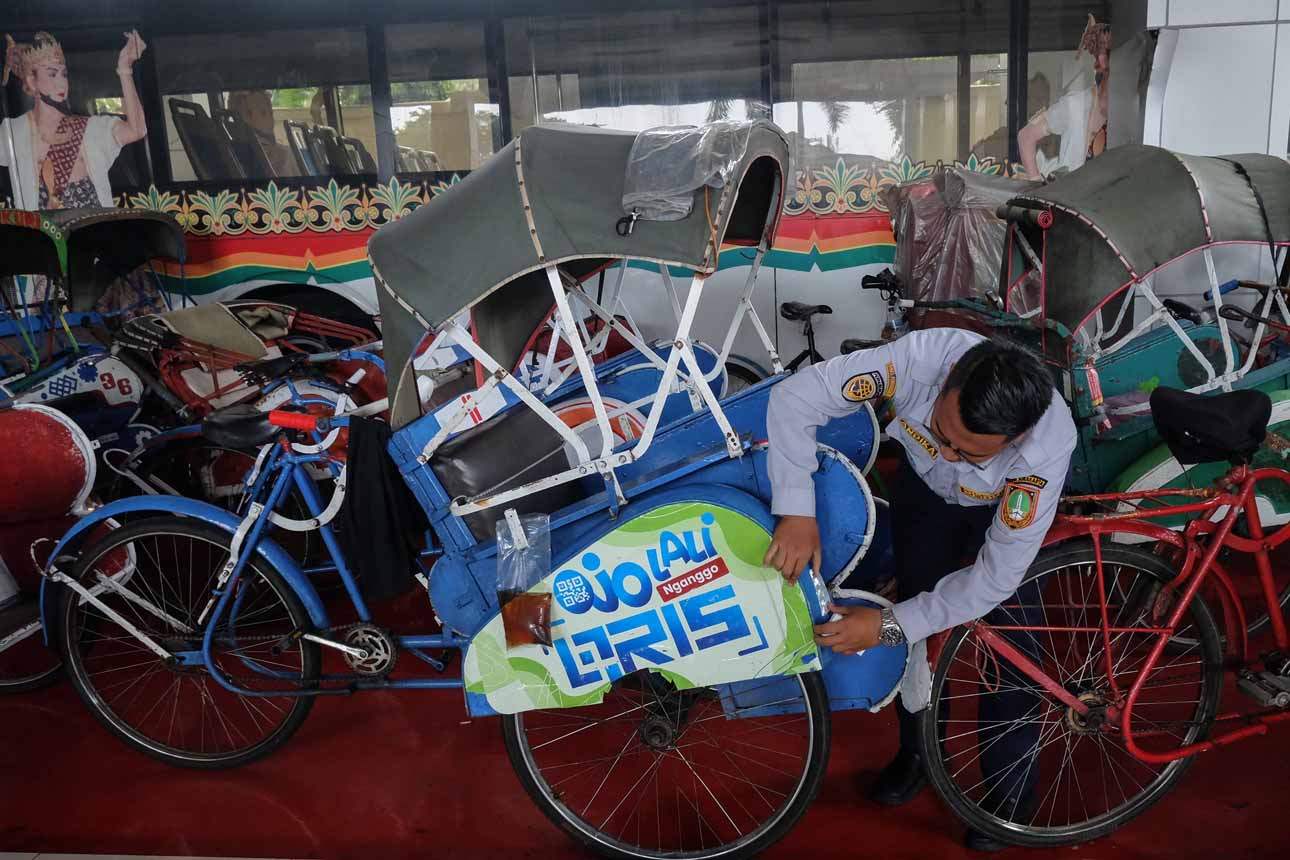 Pengemudi Becak di Solo Dikenalkan Pembayaran Digital