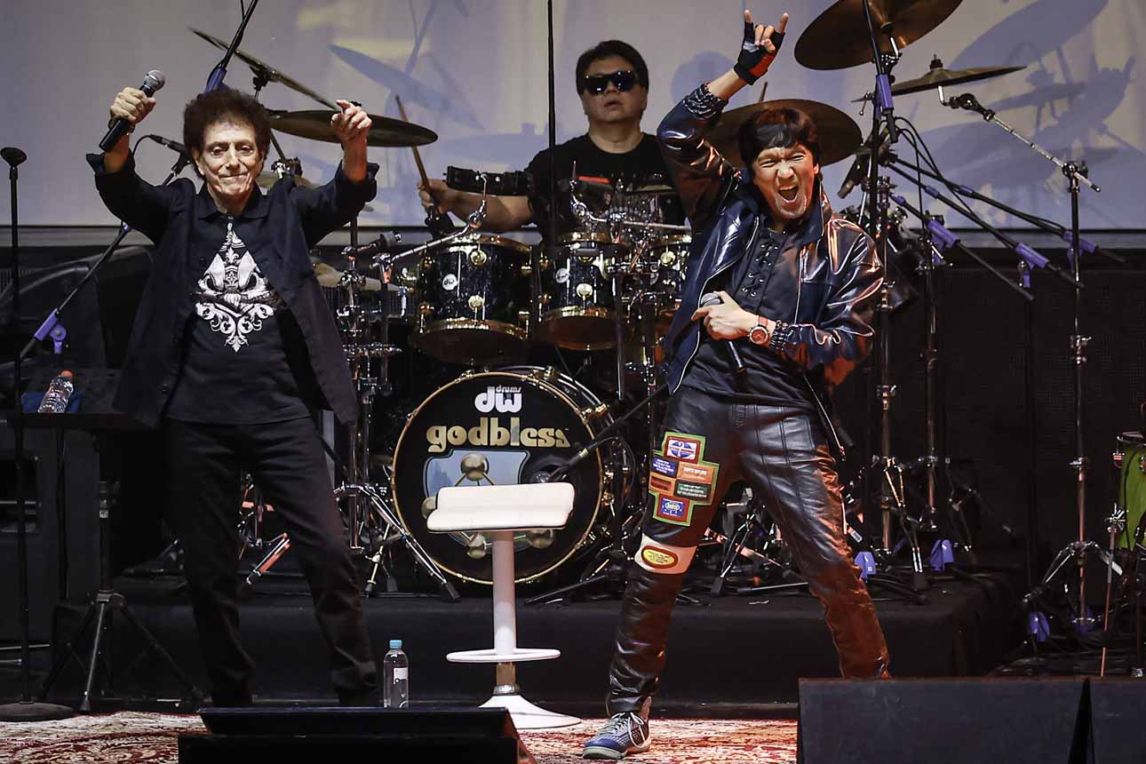 Penampilan Godbless secara Unplugged