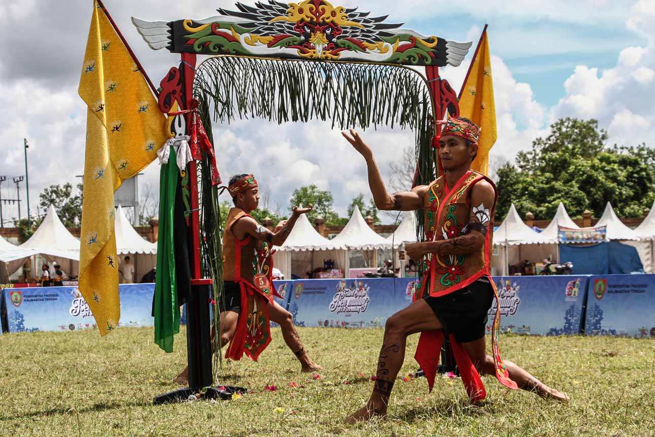 Tradisi Lawang Sakepeng Khas Dayak