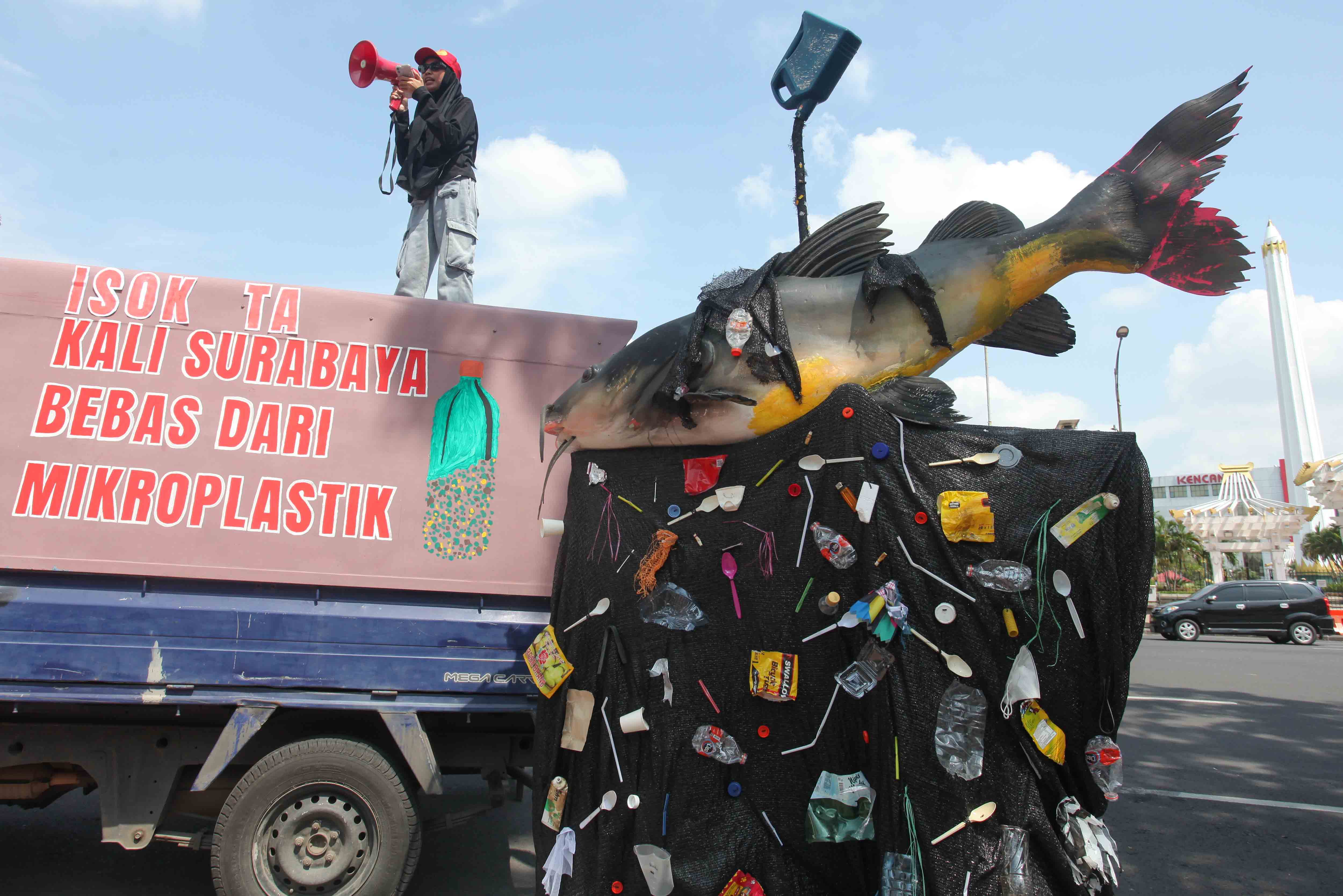 Aksi aktivis lingkungan hidup di Surabaya