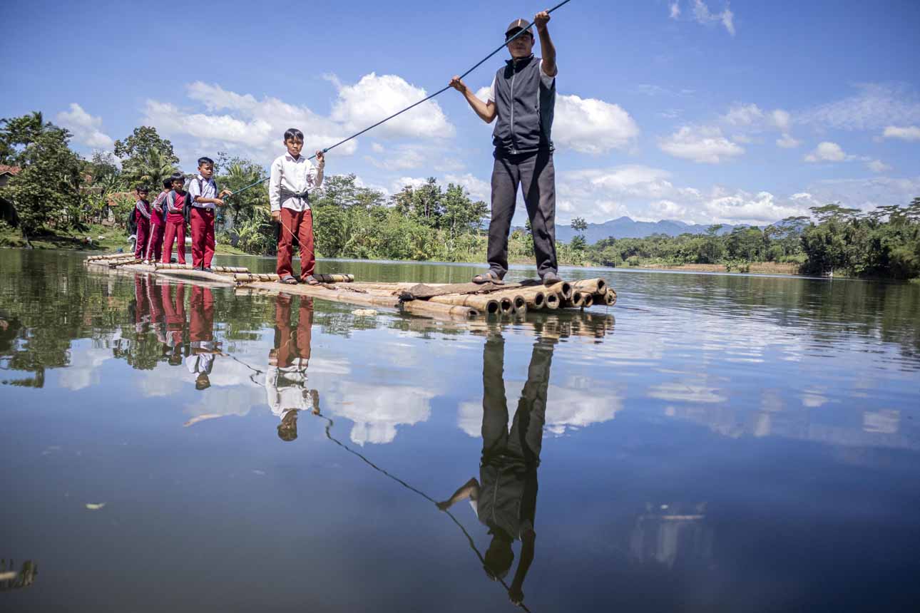 Rakit Jadi Jalan Pintas Siswa dan Warga Cililin Menyebrangi Sungai Cicadas
