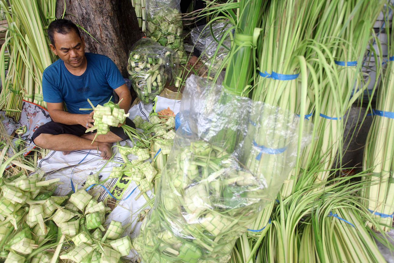 Pedagang Kulit Ketupat Musiman