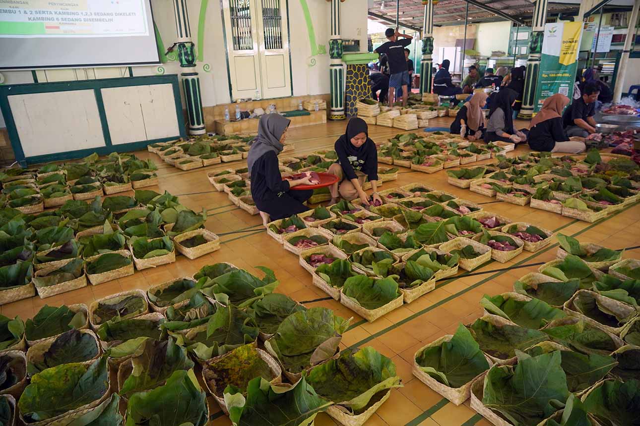 Daun Jati sebagai Pembungkus Daging Kurban