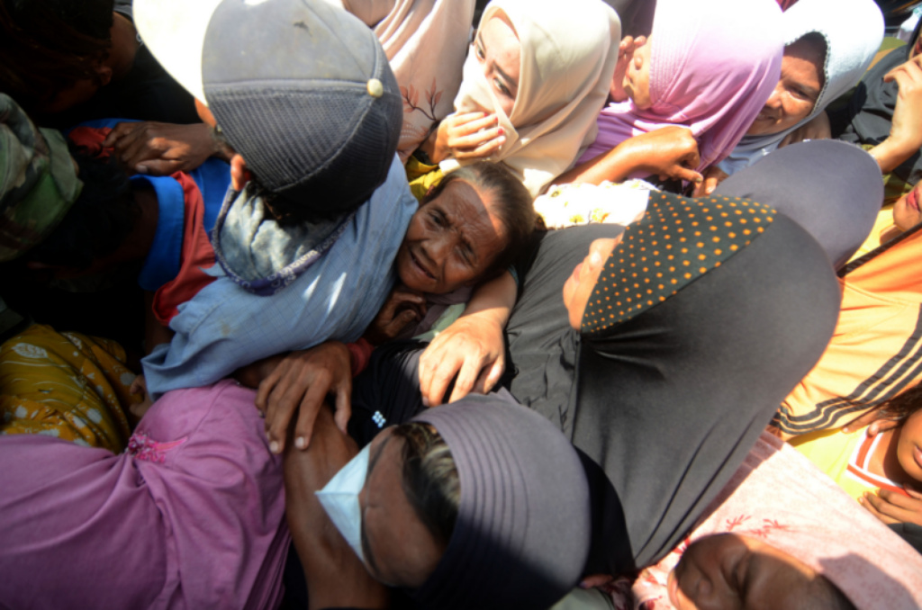 Warga berdesakan saat pembagian daging kurban