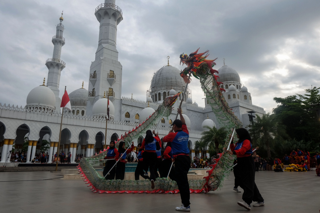 Pertunjukan barongsai di Masjid Syekh Zayed Solo