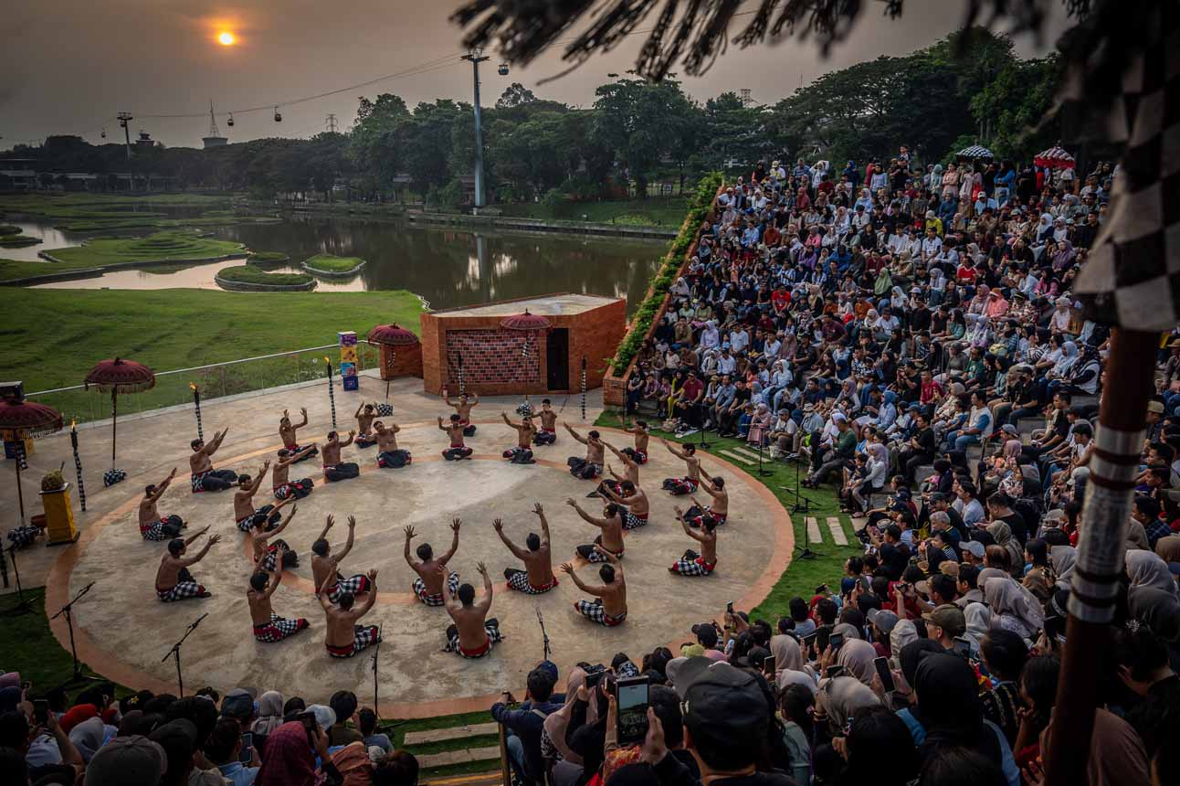 Pertunjukan Tari Kecak Calon Arang di TMII