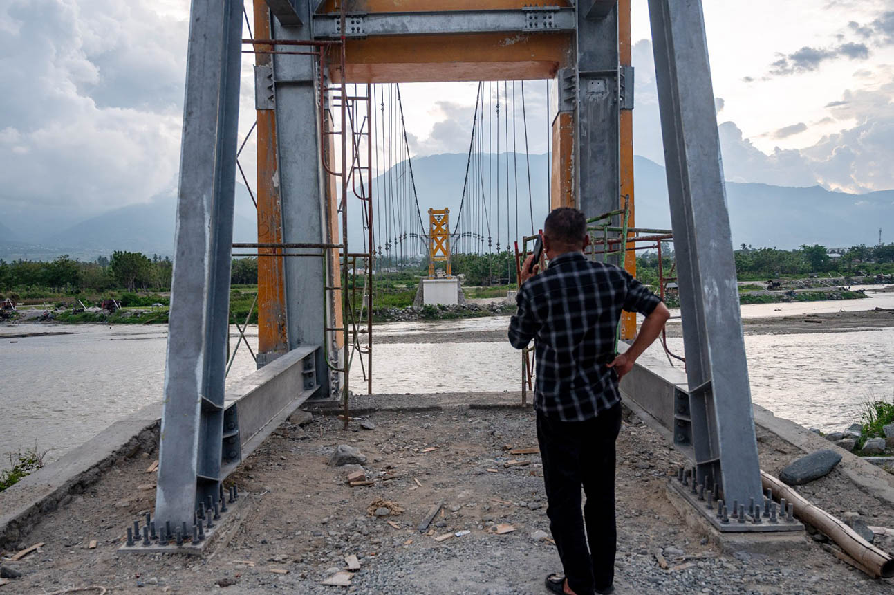 Progres pembangunan jembatan gantung di Sigi