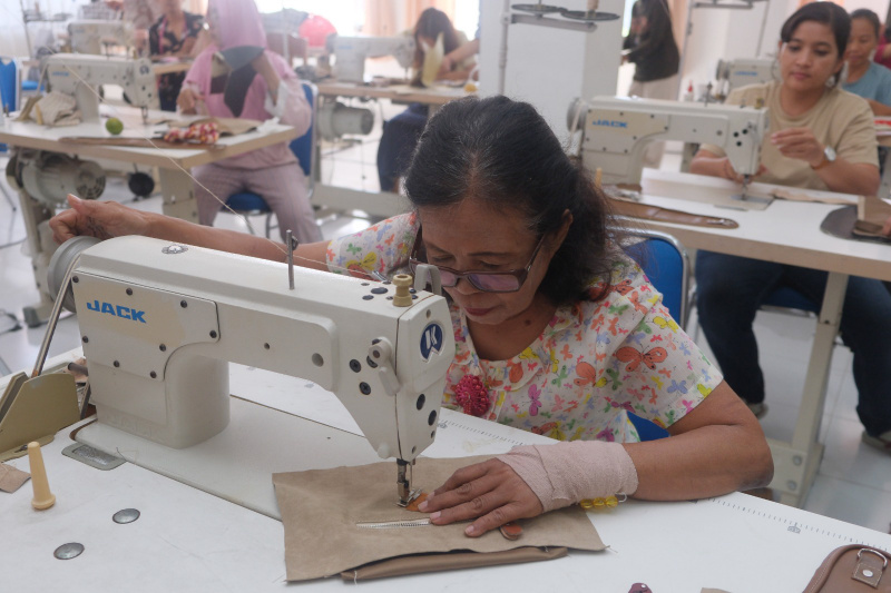 Pelatihan pembuatan kerajinan tas