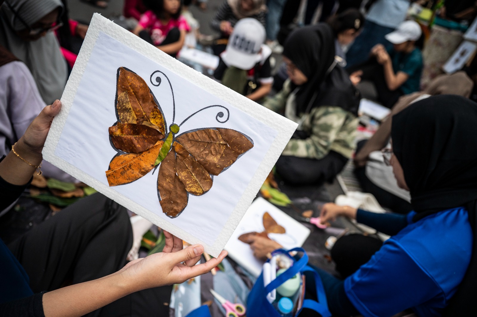Lokakarya membuat karya seni dari daun kering