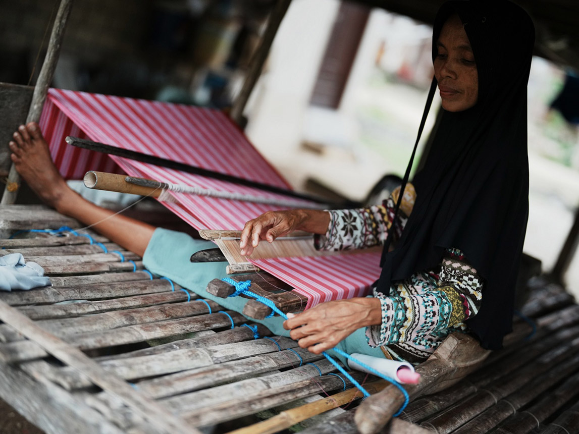 Perajin Kain Tenun Buton