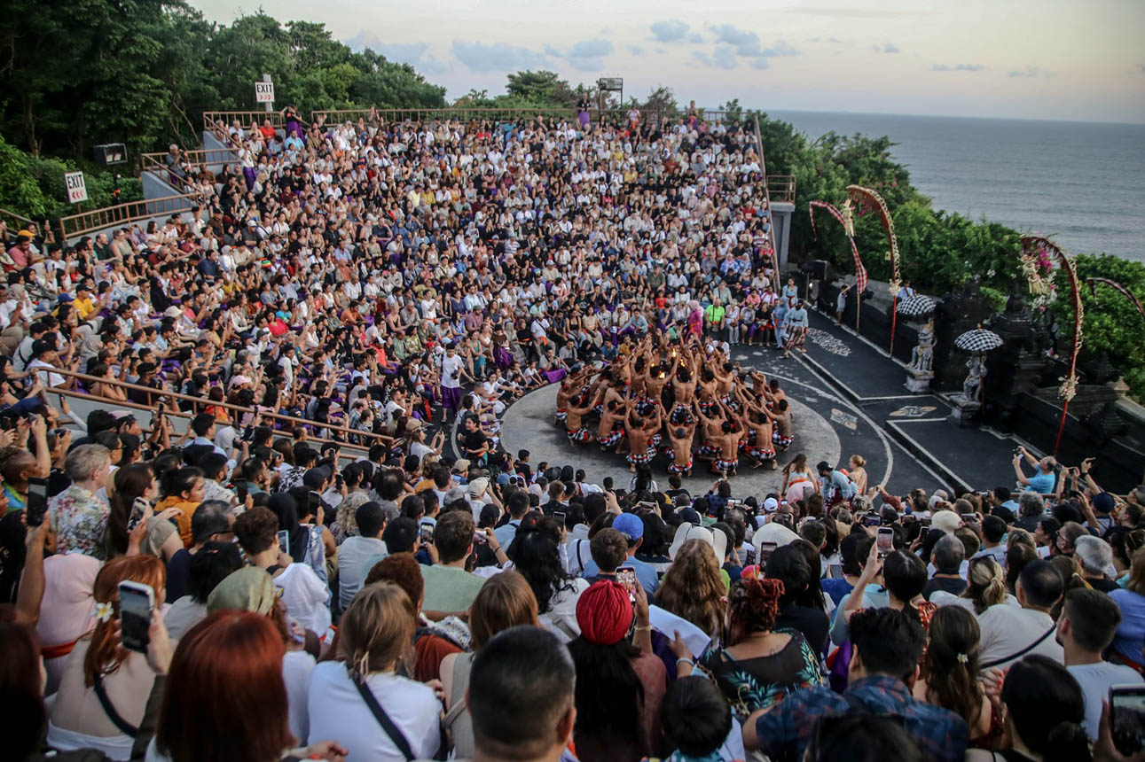 Pertunjukan tari Kecak Uluwatu hibur wisatawan di Bali