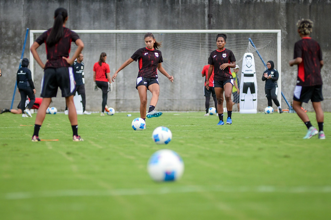 Latihan Timnas Putri Indonesia