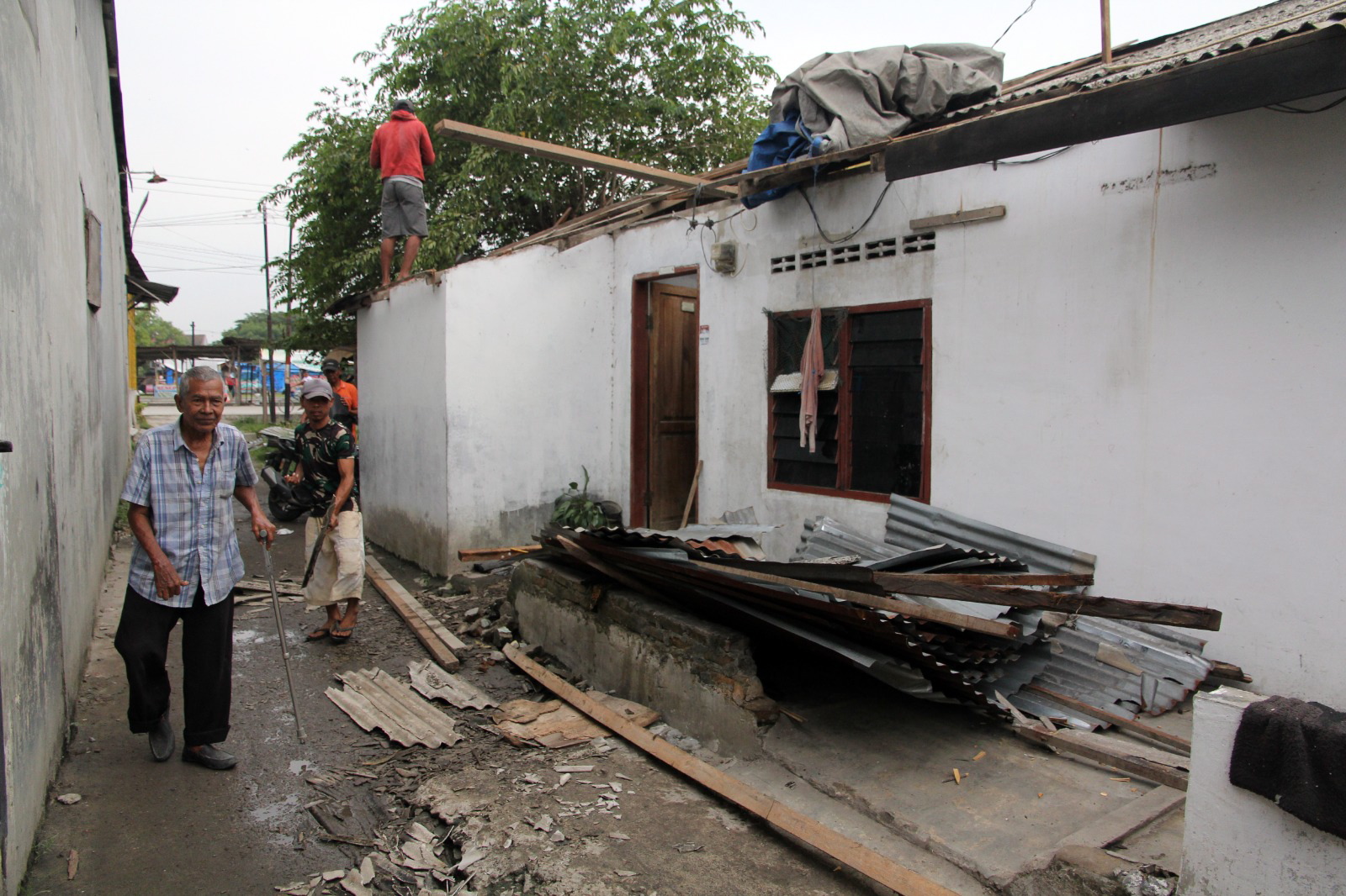 Rumah Rusak Akibat Angin Puting Beliung di Medan