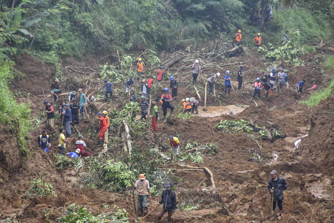 Dua Petani Dinyatakan Hilang Akibat Longsor di Tasikmalaya