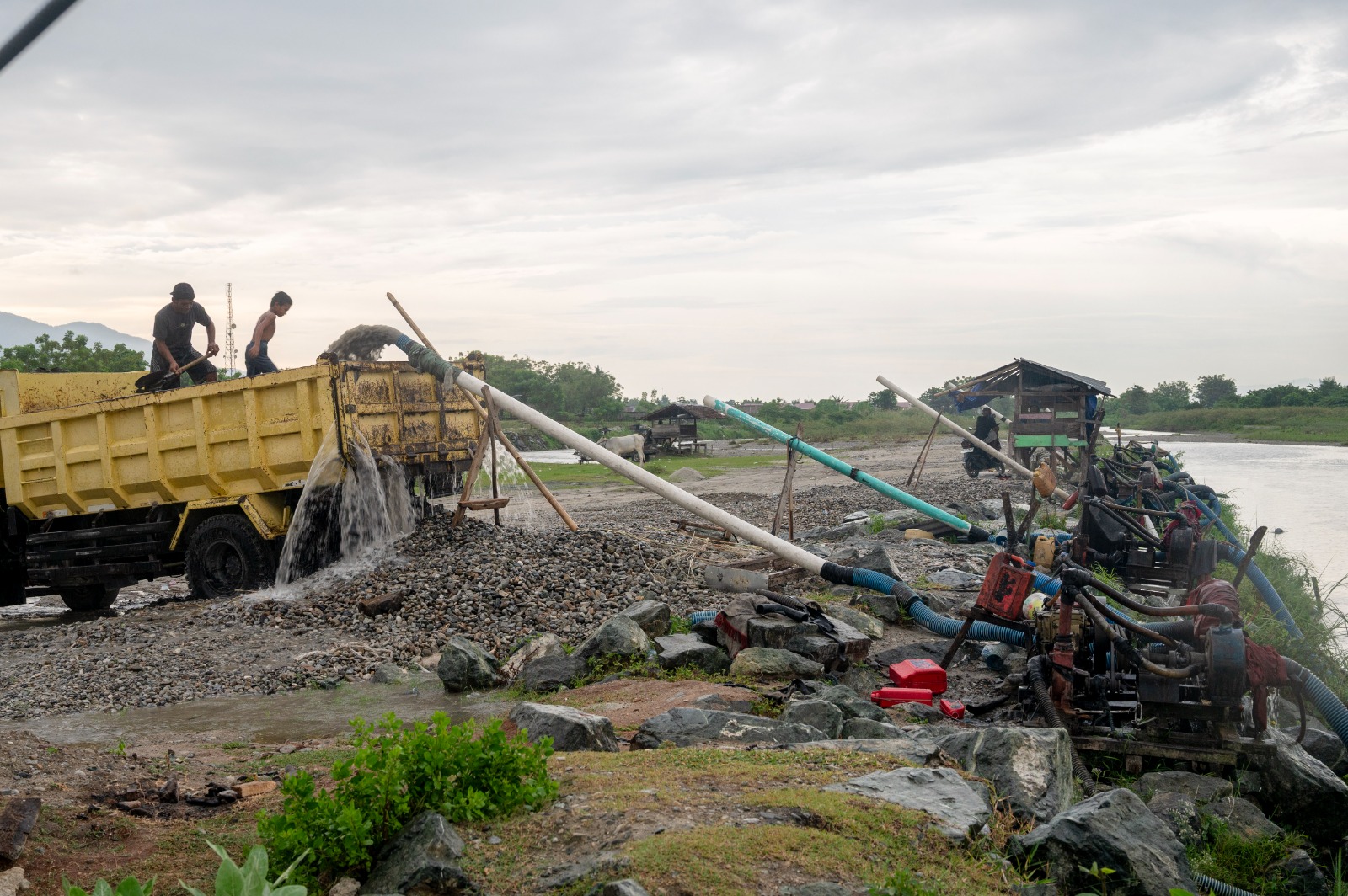 Aktivitas tambang pasir rakyat di Sigi