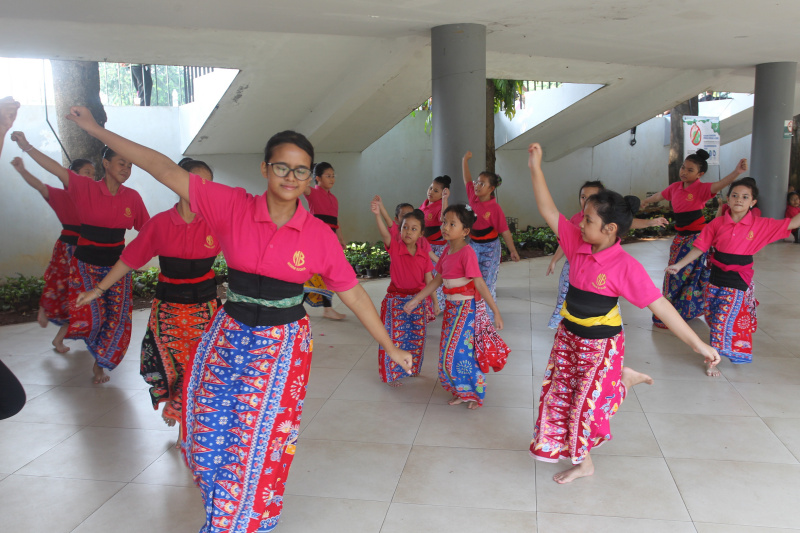 Melihat Aksi Anak-Anak Berlatih Tarian Daerah