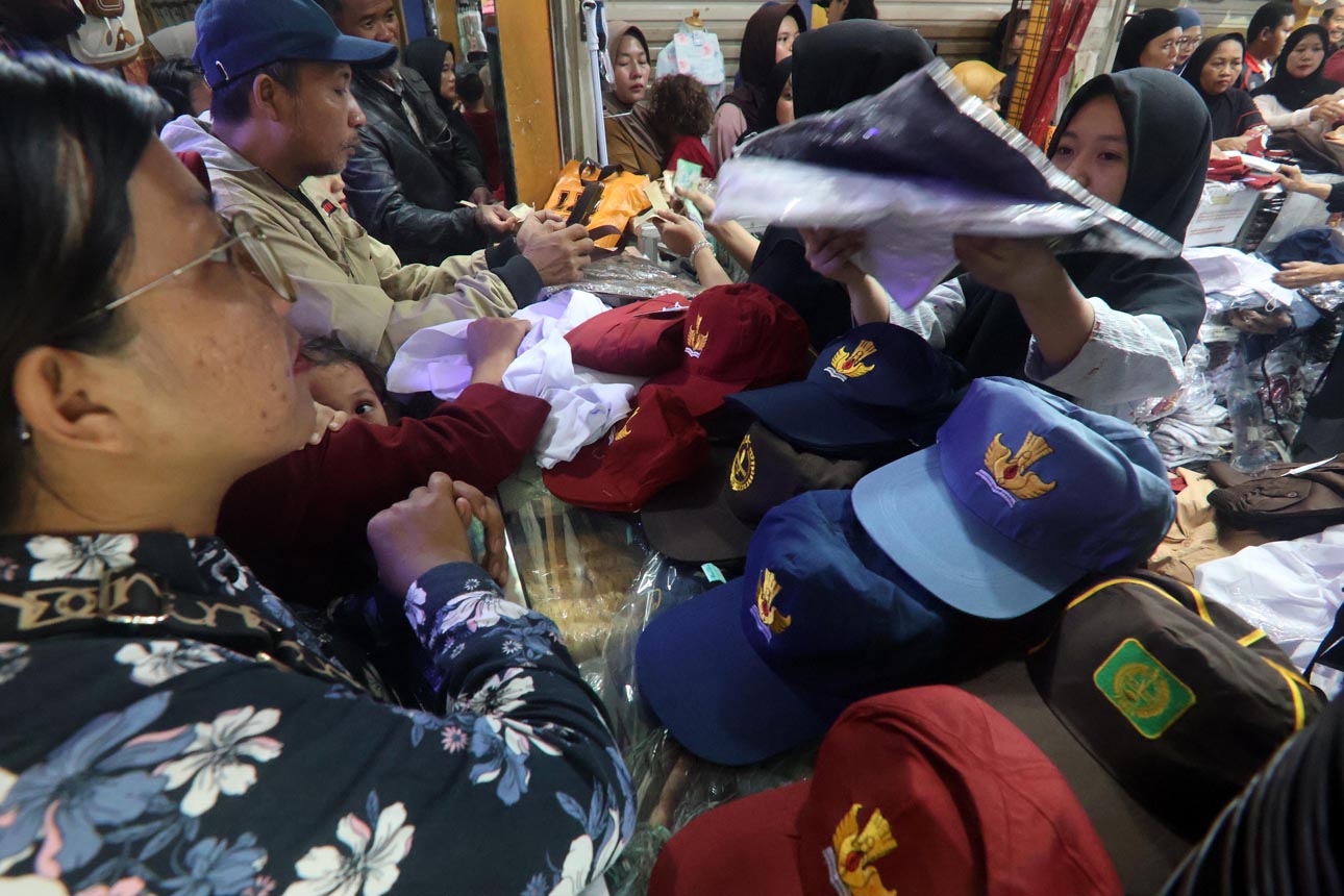 Penjualan Seragam Sekolah Jelang Tahun Ajaran Baru