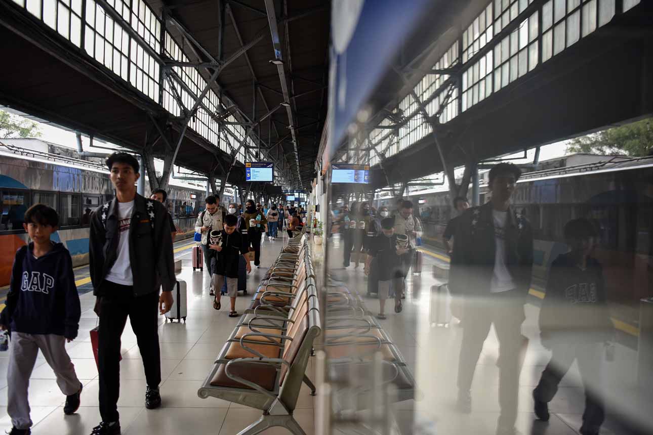 Situasi Arus Balik Libur Sekolah di Stasiun Pasar Senen