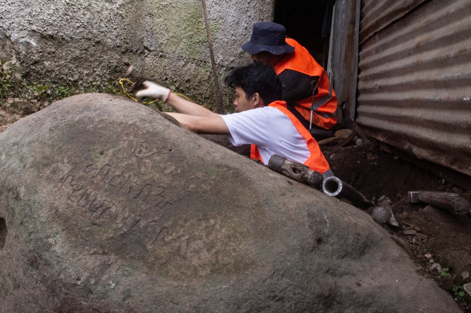 Ekskavasi dugaan prasasti di Bandung