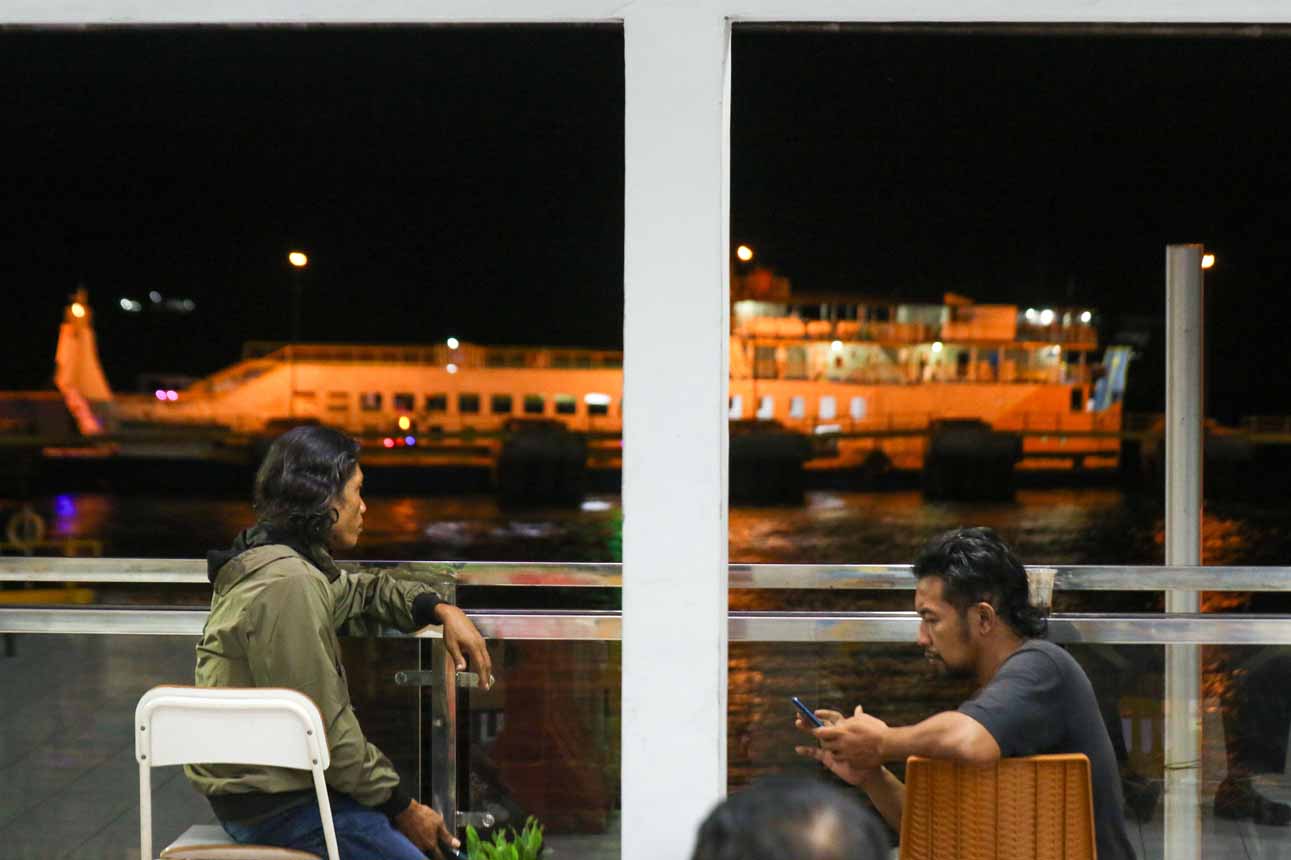 Keluarga Korban Kapal Tunu Pratama Jaya Masih Bertahan di Pos SAR