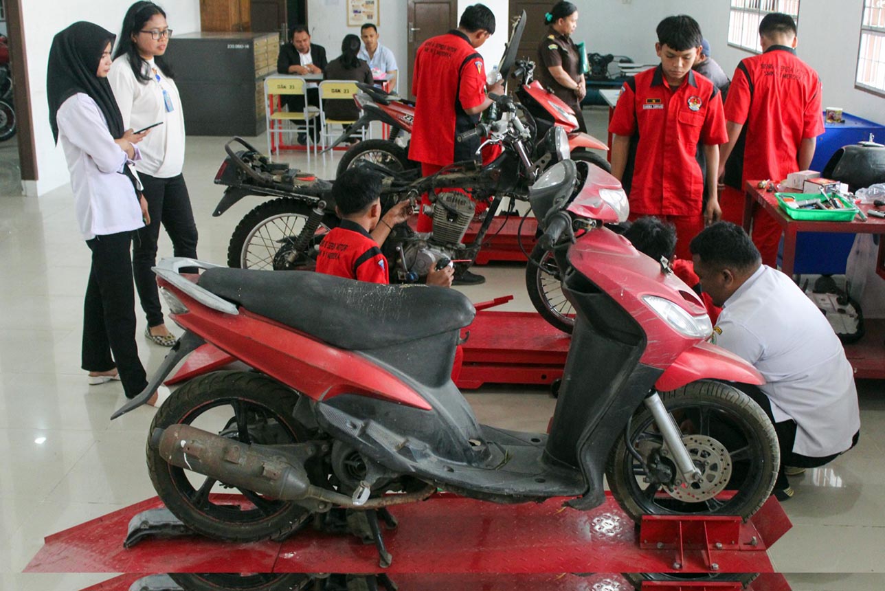 Kejari Karo Hibahkan Motor Sitaan Untuk Alat Uji Praktek