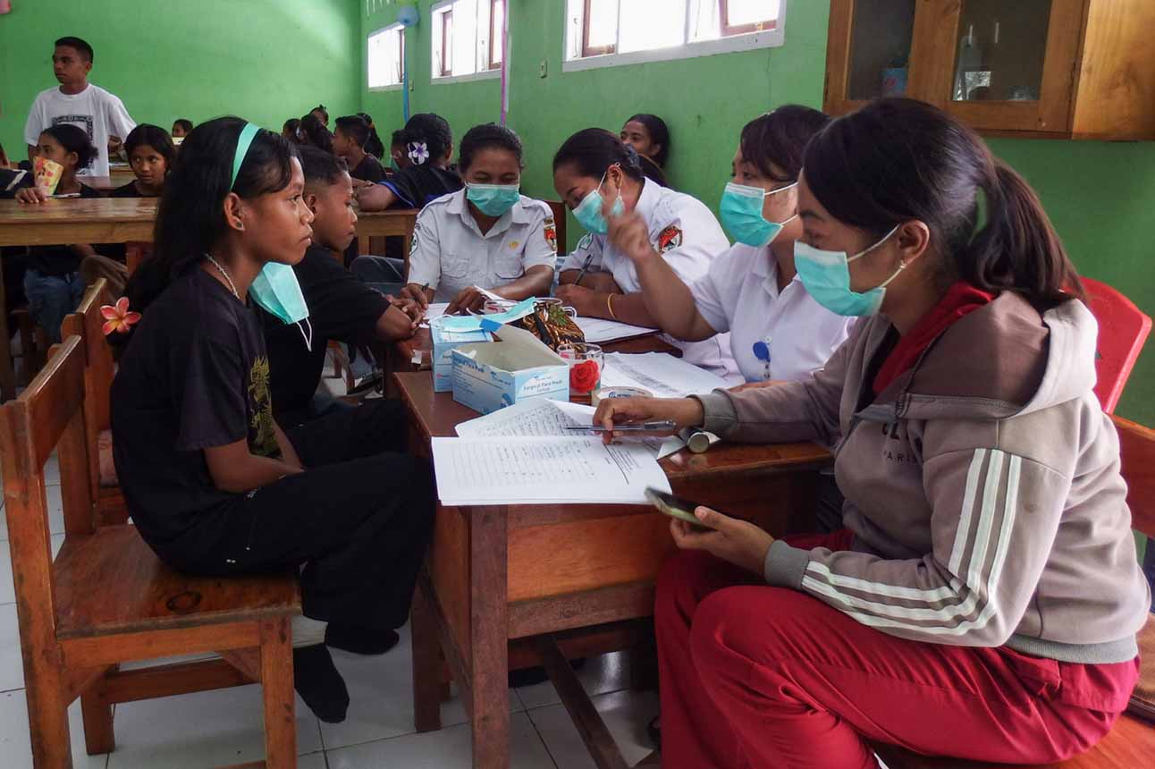 Pemeriksaan Kesehatan bagi Siswa Terdampak Erupsi Gunung Lewotobi