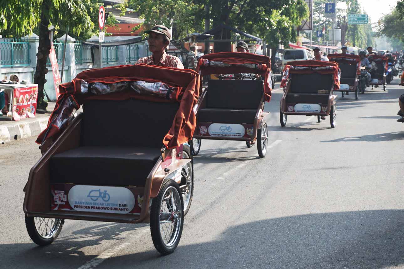 Pengayuh Becak Sambut Bantuan Listrik dari Presiden Prabowo