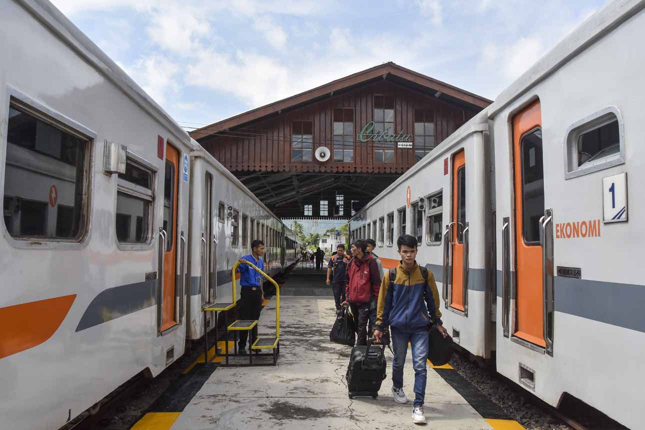 Stasiun Cibatu Jalur Tertinggi Kereta di Jawa