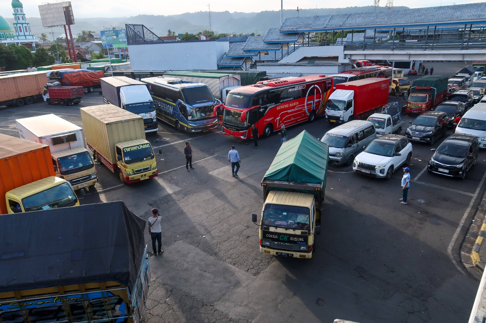 Antrean kendaraan logistik di Pelabuhan Ketapang