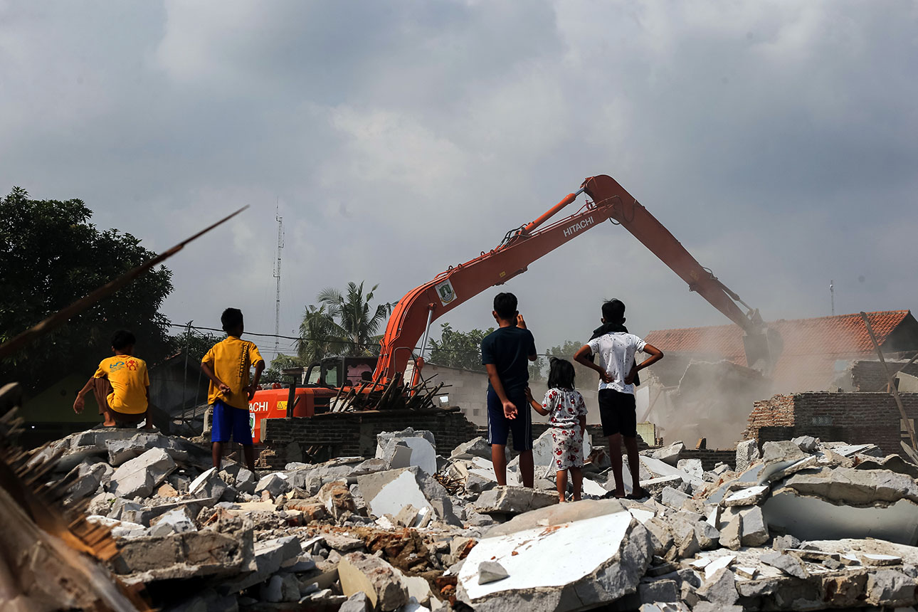 Pembongkaran Bangunan di Bantaran Kali Cibanten