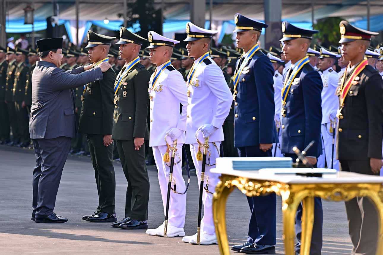 Prabowo Pimpin Upacara Prasetya Perwira TNI–Polri di Istana