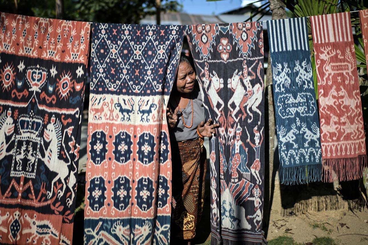 Kampung Adat Penghasil Kain Tenun Ikat Sumba