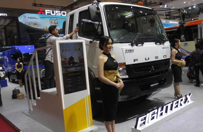 Momen 55 Tahun Mitsubishi Fuso: Hadirkan Truk Mobile Charging eCanter dan Varian Tractor Head Baru di GIIAS 2025