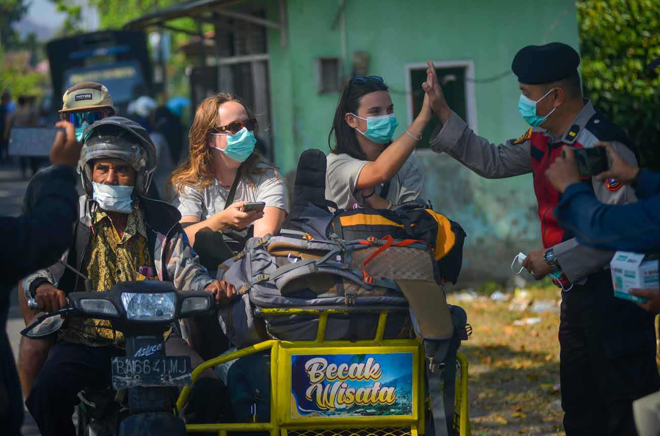 Polres Limapuluh Kota Bagikan Masker Hadapi Kabut Asap