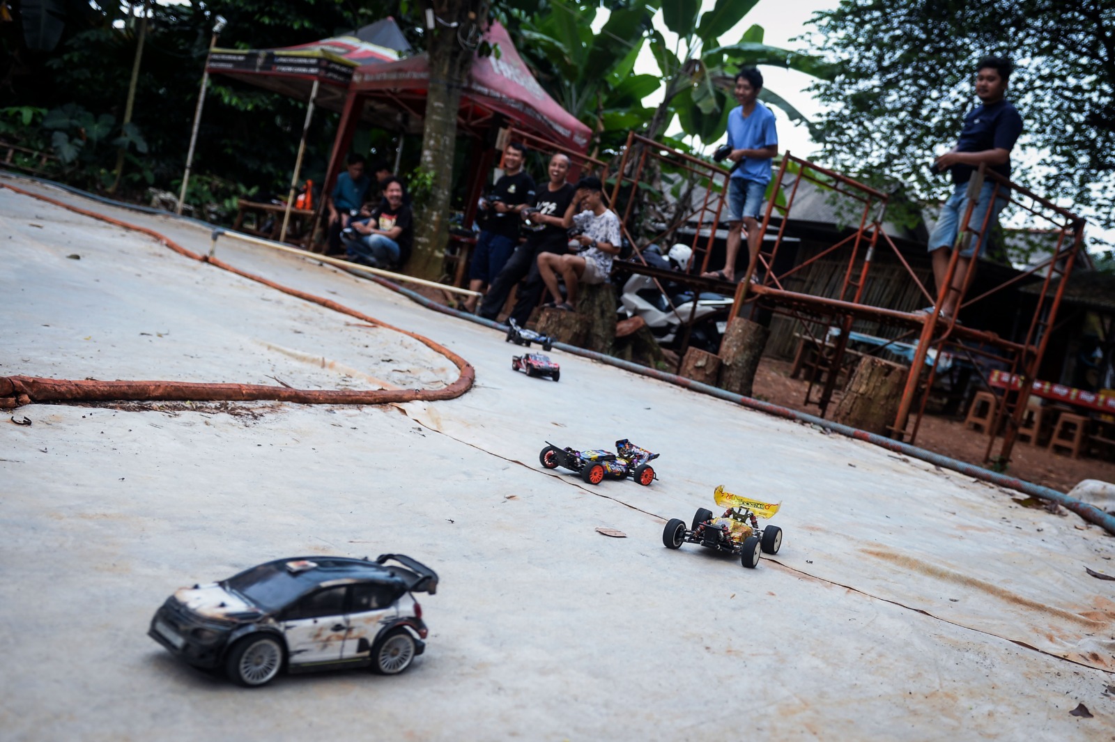 Latihan balap mobil remote control