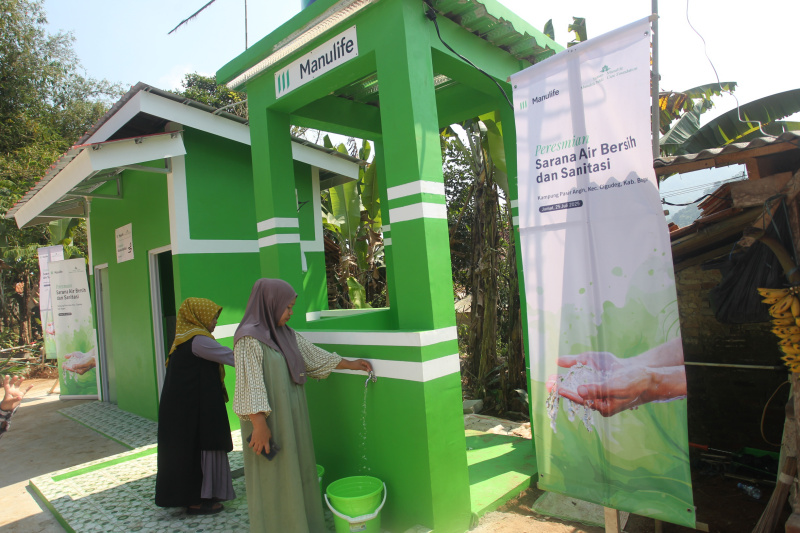 Manulife Indonesia Resmikan Sarana Air Bersih dan Sanitasi serta Edukasi Financial  untuk Warga Kampung Pasir Angin