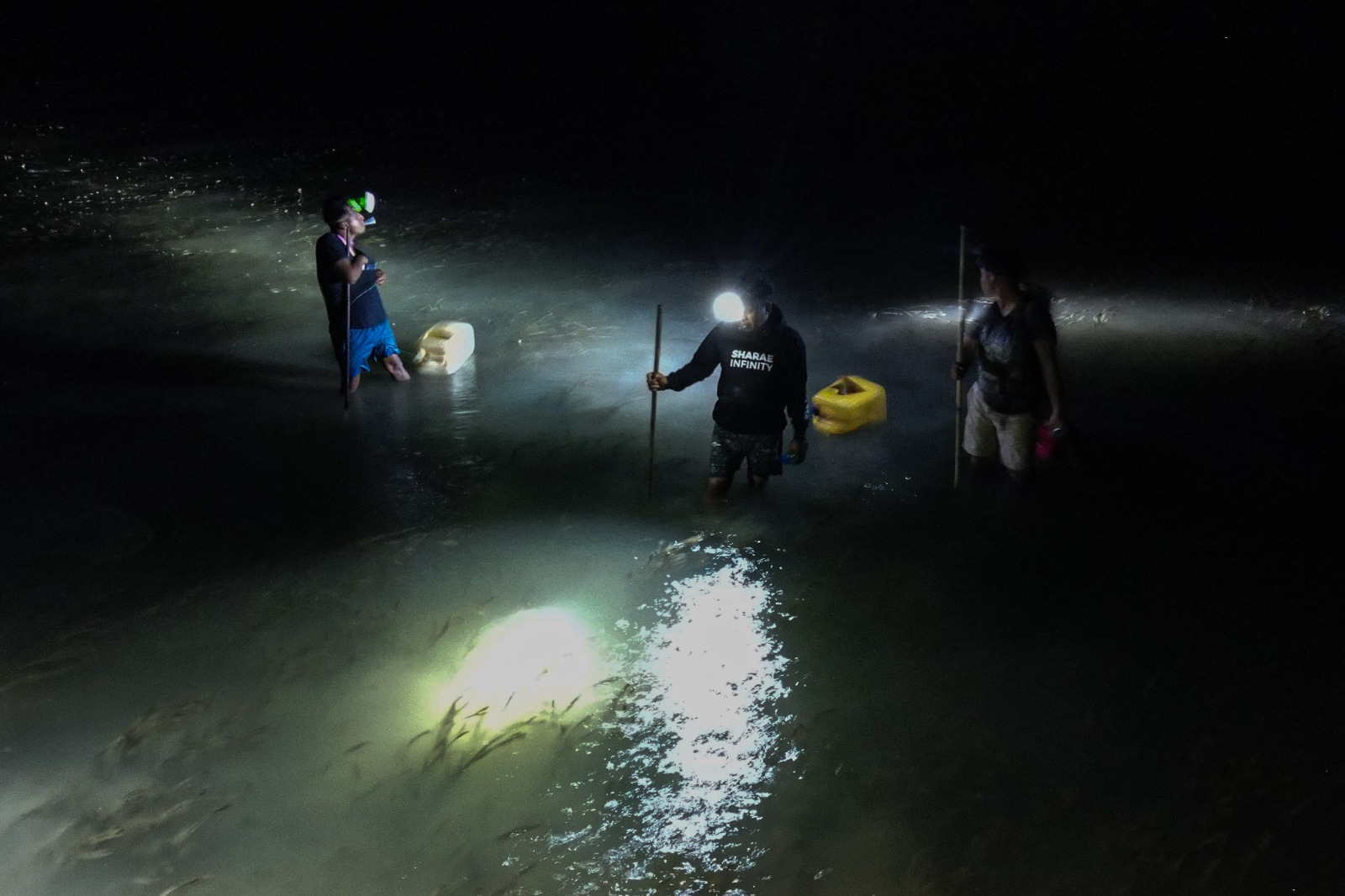 Tradisi mencari ikan saat air surut di pesisir Konawe Selatan