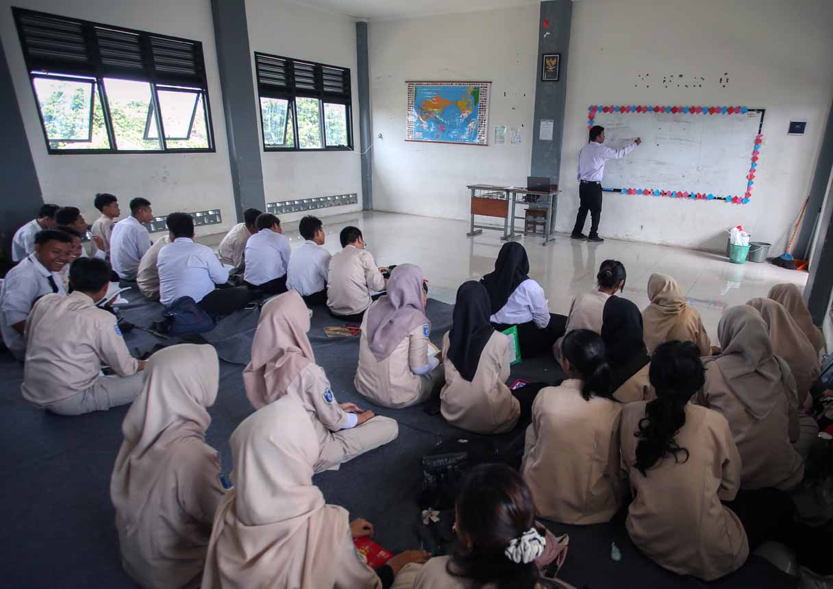 Siswa SMKN 8 Tangsel Belajar Tanpa Meja dan Kursi