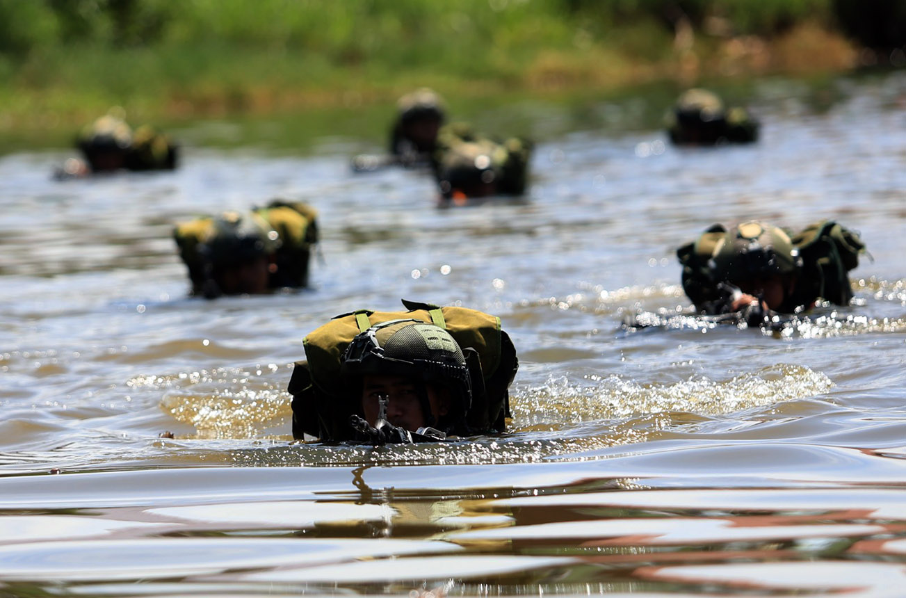 Latihan Renang Taktis dan Penyeberangan Sungai TNI di Aceh