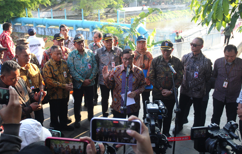 Gubernur DKI Susur Sungai untuk Memastikan Kesiapan Pengendalian Banjir