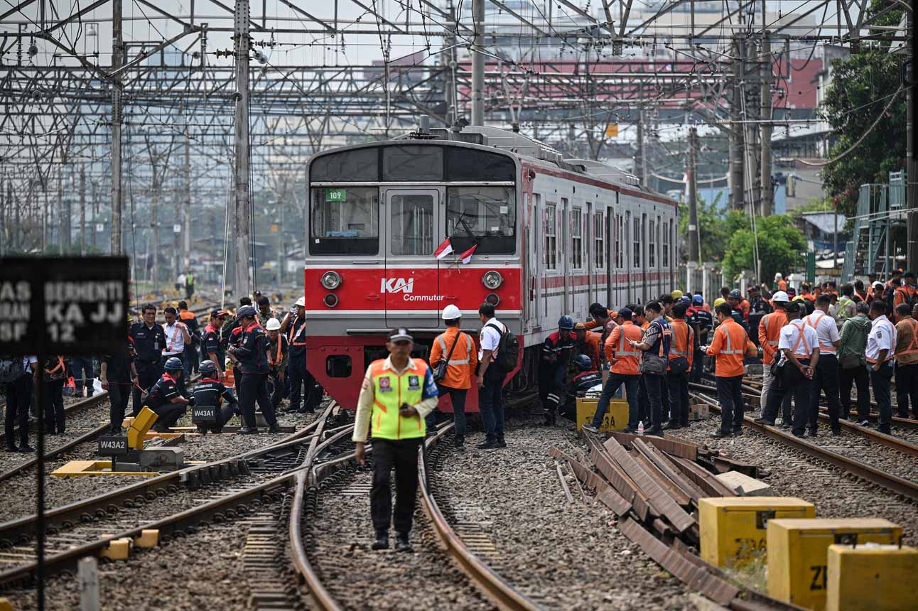 Proses Evakuasi KRL Anjlok di Stasiun Jakarta Kota