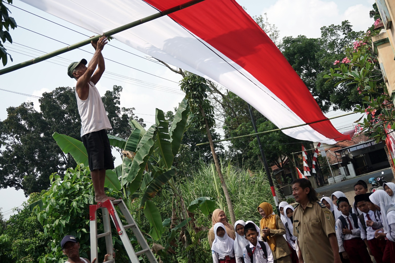 Warga memasang bendera merah putih 300 meter