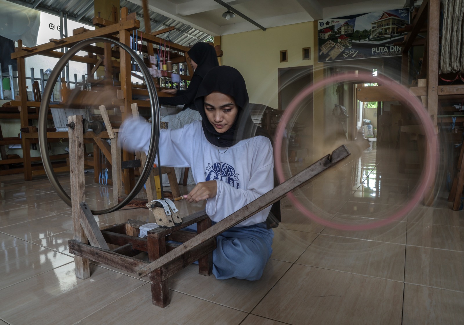 Produksi kain Puta Dino di Tidore Kepulauan