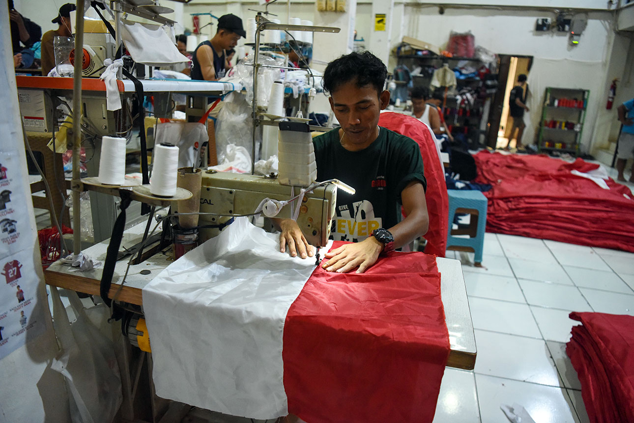 Produksi Bendera Merah Putih Jelang HUT ke-80 RI